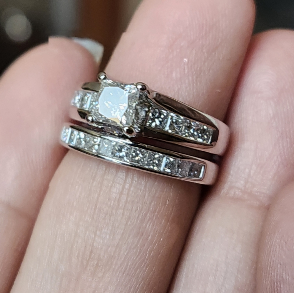 14k Gold Ring With Two Carat Natural Diamonds With All Paperwork.